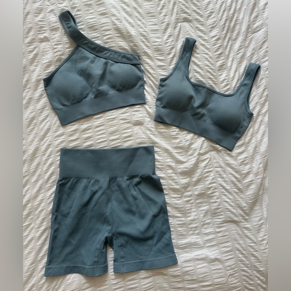 Amazon Ribbed Seamless Athletic Set - Picture 1 of 8